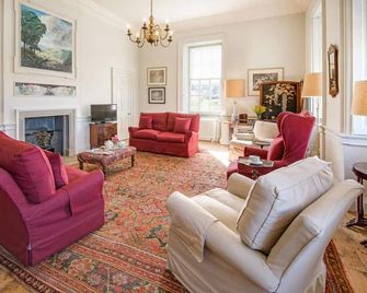 Merchant's House - LARGE two floor apartment!! Sleeps up to 11 people, First floor available separately, sleeping 2 people at a reduced rate!!! - Eyemouth - Living room
