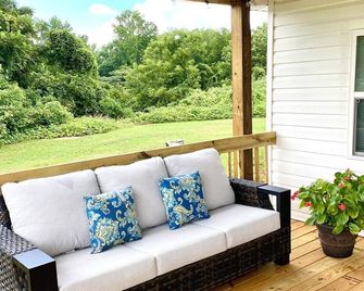 Kudzu Cottage: Downtown Ozark. Cozy 2BR Walk to Restaurants, Shops & Nightlife - Ozark - Balcony