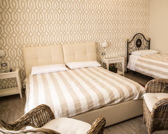 double room with bathroom on service - Capizzi - Habitación
