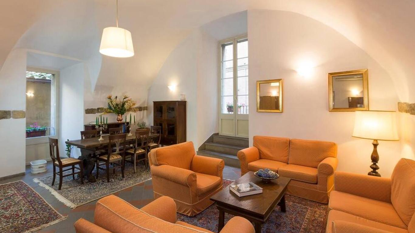 بيكولو هوتل إيتروريا