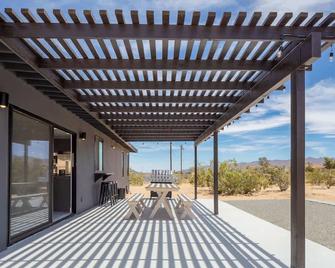 Shadow Mountain House - Hot Tub & Sweeping Views - Joshua Tree - Patio