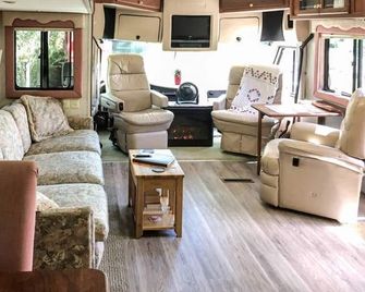 The Great Escape - Shirley with secluded Private Hot Tub - accommodates up to 4 guests - Sooke - Salon