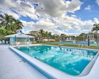 Pool Access and Beach Gear! Canalfront Naples Home - Naples - Pool