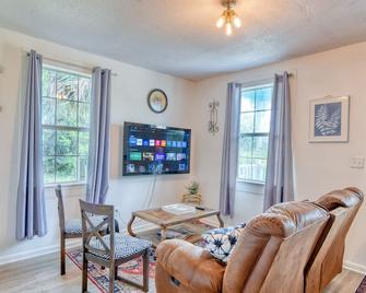 Charming Cottage10 min to Downtown - Pensacola - Living room
