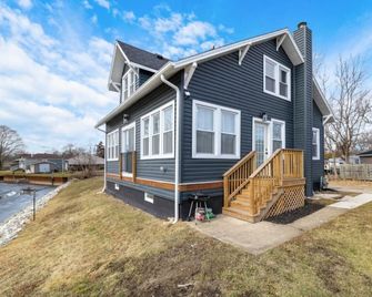 Elegant 4br Lakefront Retreat-Ready for Long-Stay - Antioch - Edificio