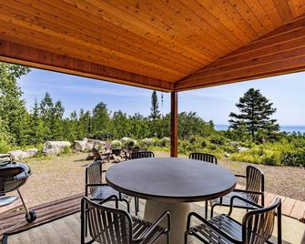 Secluded retreat with breathtaking views of Lake Superior and private Hot Tub - Silver Bay - Balcony