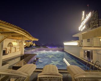 Cygnett Collection Kk Hotel - Faizābād - Piscina