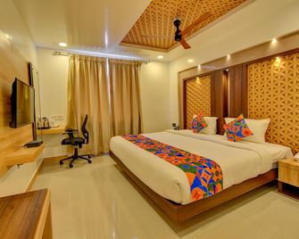 Treebo Golden Swan Pammal - Pallāvaram - Bedroom