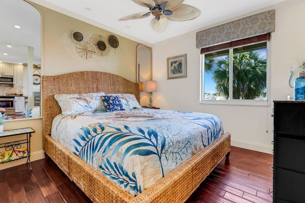 Cozy Designer Studio with Water views of Marina in Port of The Islands Naples! - Naples - Chambre