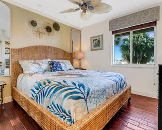 Cozy Designer Studio with Water views of Marina in Port of The Islands Naples! - Naples - Bedroom