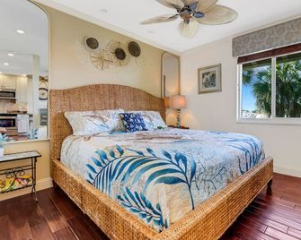 Cozy Designer Studio with Water views of Marina in Port of The Islands Naples! - נייפלס - חדר שינה
