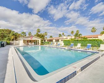 Satellite Beach Townhome with Patios 2 Mi to Beach - Satellite Beach - Piscina
