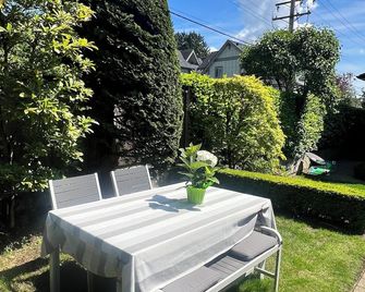 3Bed 2Bath Steam Sauna Retreat! Family friendly! - Vancouver - Patio