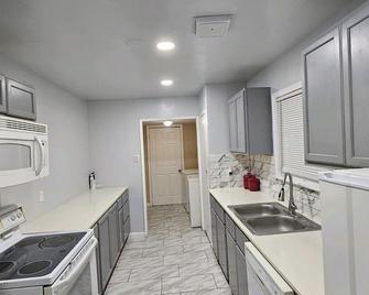 Alamo Height Home near Broadway & Downtown, Pet Friendly. - San Antonio - Kitchen