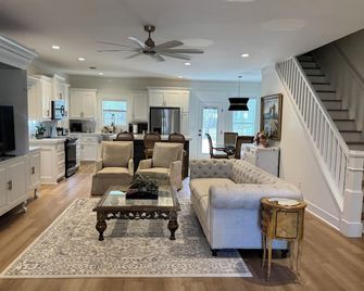 Country Living, minutes from town. - Hahira - Living room