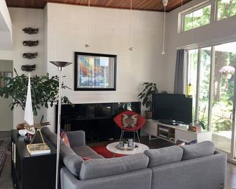 Mid-Century Modern on Private Beach, Designed by Award Winning Architect! - Chesapeake Beach - Sala de estar