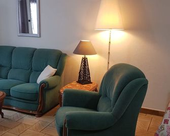 Rated 3-star Meublé Tourisme near the center. - Calais - Sala de estar