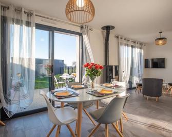 Gites de TENO BRAS - New comfortable house 1 km from the sea - Plouharnel - Salle à manger