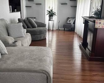 Harbor Haven Cozy house 2-bedroom house in Egg Harbor City - Egg Harbor City - Living room