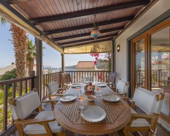 Villa Tara With Private Pool And Sea Views Close to Beach & Shops - Kalkan - Balcón
