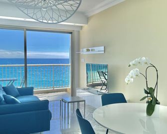 Seaviews By Jenni Menton, La Suite, Superbe Front De Mer, Top Emplacement Avec Terrasse Et Parking! - Menton - Wohnzimmer