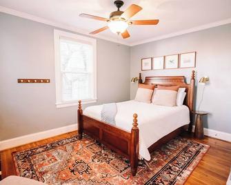 Beautiful Spacious 4 BR Retreat in Uptown with Fire Pit & Porch - Martinsville - Ložnice