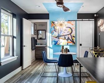 Two-Home Group Retreat - 6th Street 4 Min Walk - Austin - Dining room