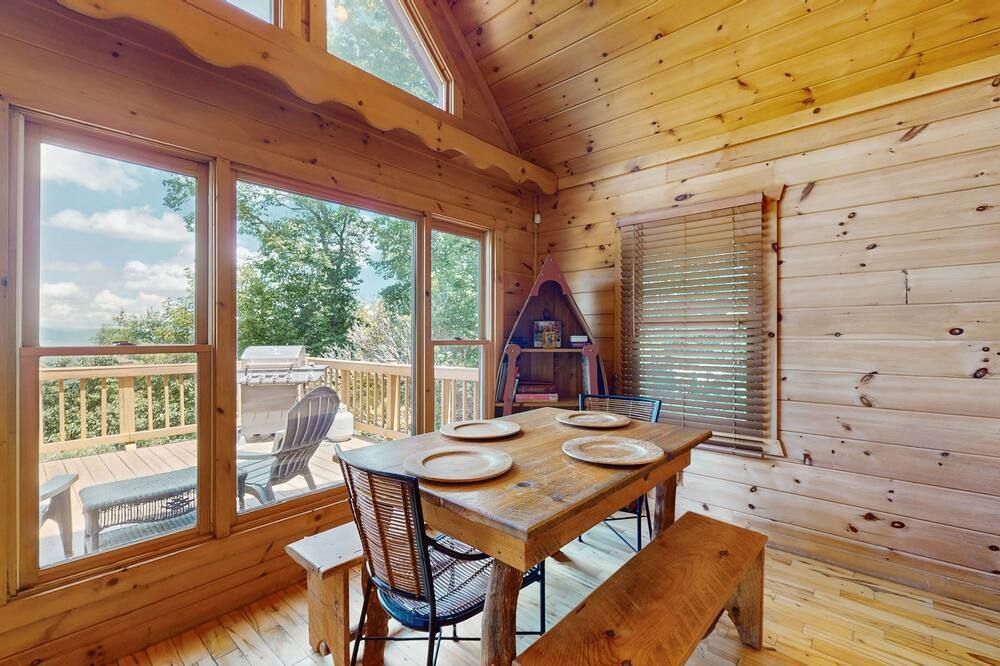 Dog-friendly log cabin with lovely views, game room & wet bar - Blue Ridge - Comedor