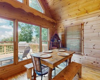 Dog-friendly log cabin with lovely views, game room & wet bar - Blue Ridge - Dining room