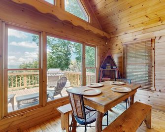 Dog-friendly log cabin with lovely views, game room & wet bar - Blue Ridge - Comedor