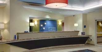 Holiday Inn Express Hotel & Suites Saginaw, An IHG Hotel - Saginaw - Receptionist