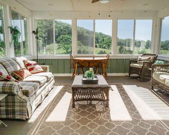 Relax in the beautiful South River Valley just minutes from wineries, - Stanardsville - Living room