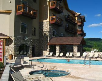 Tamarack Club At Holiday Valley Ski in/out Deluxe Condo w/ Mini Kitchen Sleeps 4 - Ellicottville - Piscina
