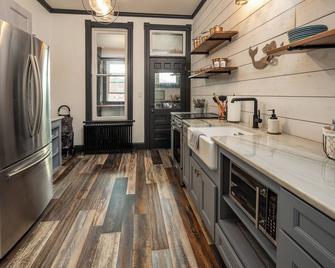Blame Jaime - downtown, the heart of all the fun! - Port Clinton - Kitchen