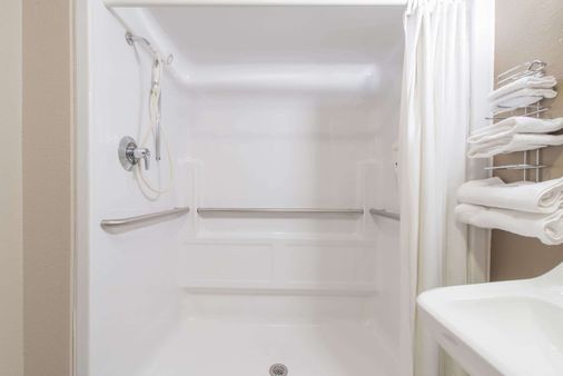 Super 8 by Wyndham Niagara Falls NY - Niagara Falls - Μπάνιο