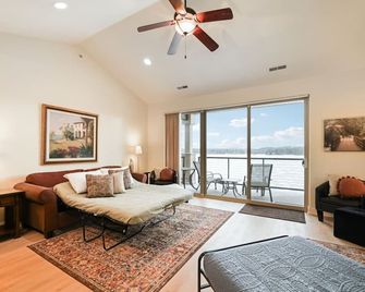 Top Floor Retreat at Delton Grand - Wisconsin Dells - Living room