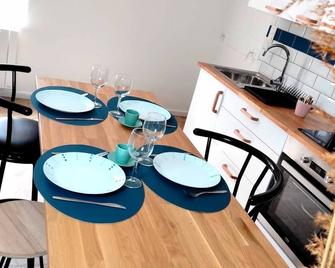 L'Antique SPA: jacuzzi sous patio - Orange - Comedor