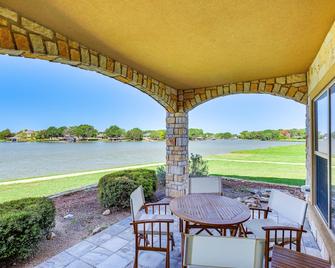 Lakefront Corsicana Condo w/ Pool Access! - Corsicana - Binnenhof