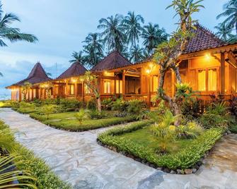 Dani Beach Villa - Beachfront Villas in Penuktukan - Tejakula - Building