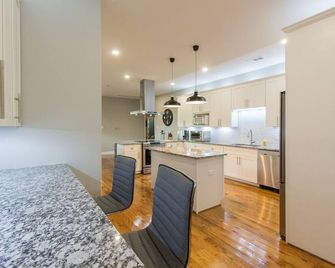 5 Star! 3bed 4bath 1mileatnt Stadium Globe Lifepark Sixflagshurrharb Texas Live! - Arlington - Kitchen