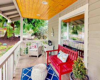 Island Cottage - Camano Island - Balcony