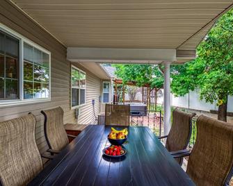 The Hidden Gem House- 3 Bedroom house with hot tub - Cedaredge - Patio