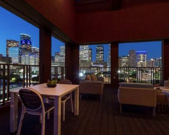 Luxury Downtown Suite With Pool And Free Parking!! - Houston - Balcón