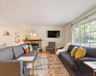 #stayinmydistrict Gorge-Mt Hood - Gresham - Living room