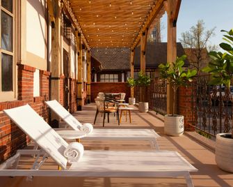 Hotel Royer Urbana Champaign, Tapestry Collection by Hilton - Urbana - Patio
