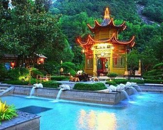 Kunlun Internatinal Youth Hostel Huangshan City Branch - הואנגשאן - בריכה