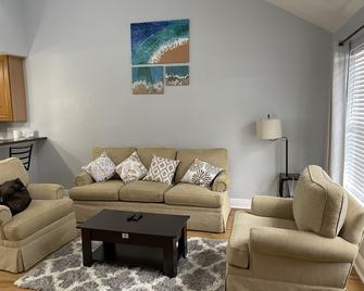 Cheerful 3-bedrooms with free parking on premises - Tallahassee - Living room