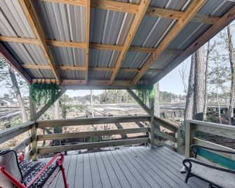Calabash Studio Cabin, 4 Mi to Sunset Beach! - Calabash - Balcony