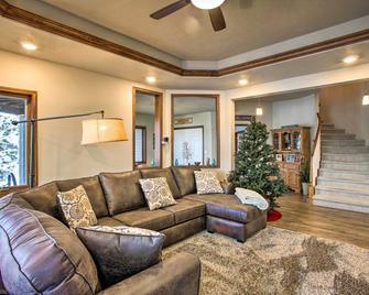 Luxurious Liberty Lake Hideaway with Hot Tub! - Liberty Lake - Living room