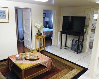 Home in the heart of Hilo - Hilo - Living room